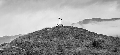 Tarasp municipality Scuol gemeente Scuol in Lower Engadin, Graubünden. Alps above the lake.